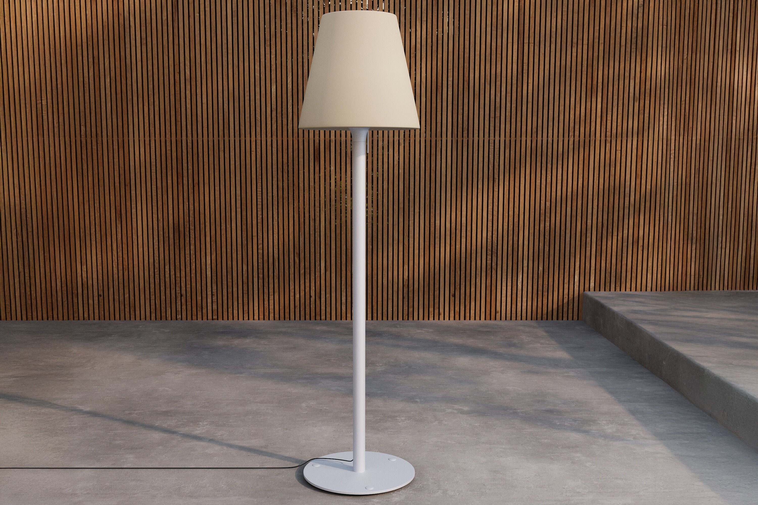 Elegante Moris Stehleuchte in sanftem Blau, ideal für den Außenbereich, von Venture Home, perfekt für stimmungsvolle Abende.