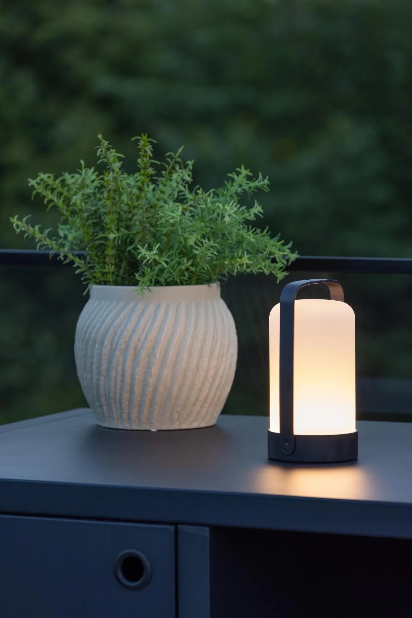 Fern Tischleuchte in Schwarz-Weiss präsentiert im Onlineshop von KAQTU Design AG. Tischleuchte ist von Venture Home