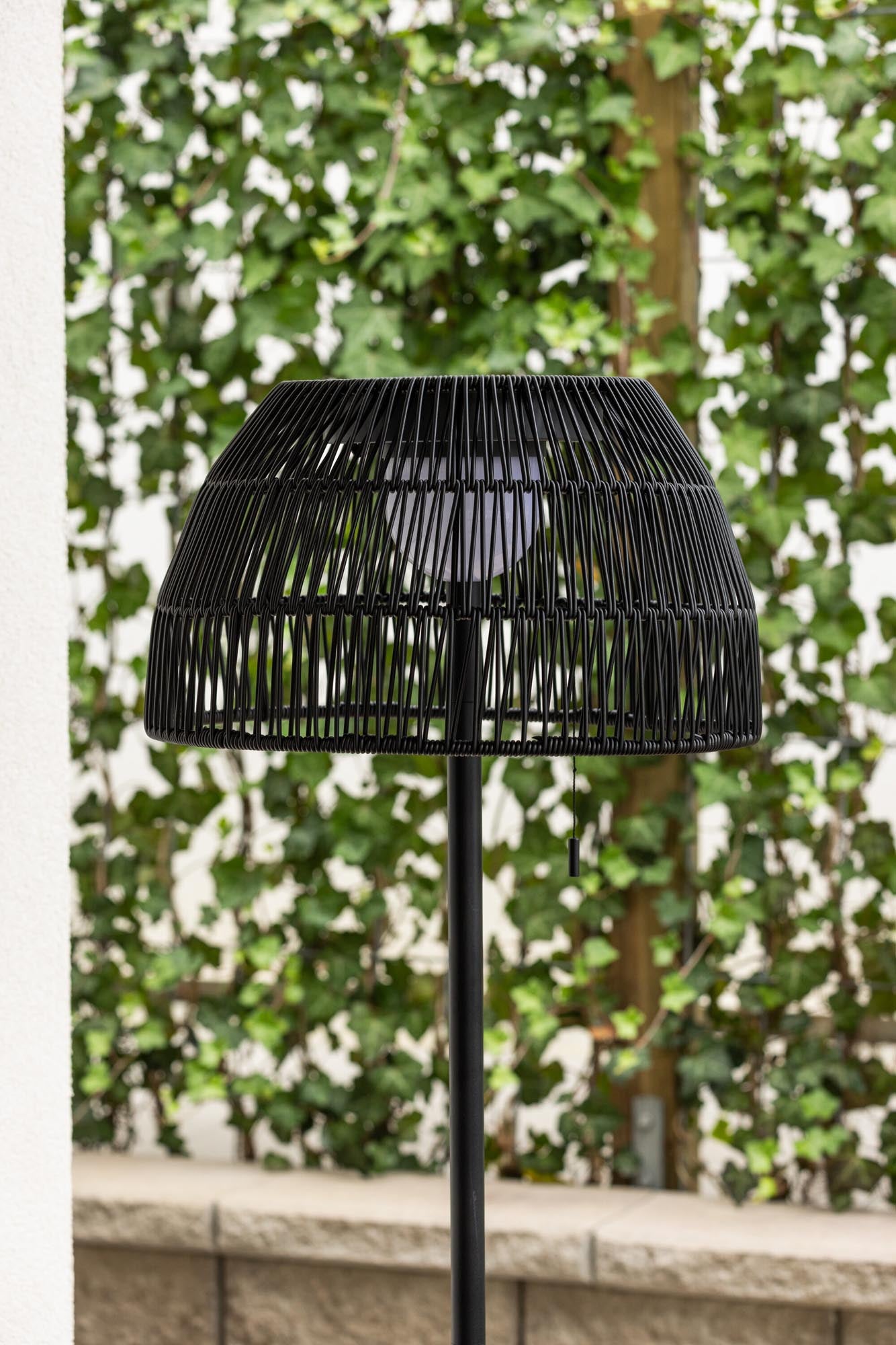 Mabis Stehleuchte in Schwarz/ Natur präsentiert im Onlineshop von KAQTU Design AG. Stehleuchte ist von Venture Home