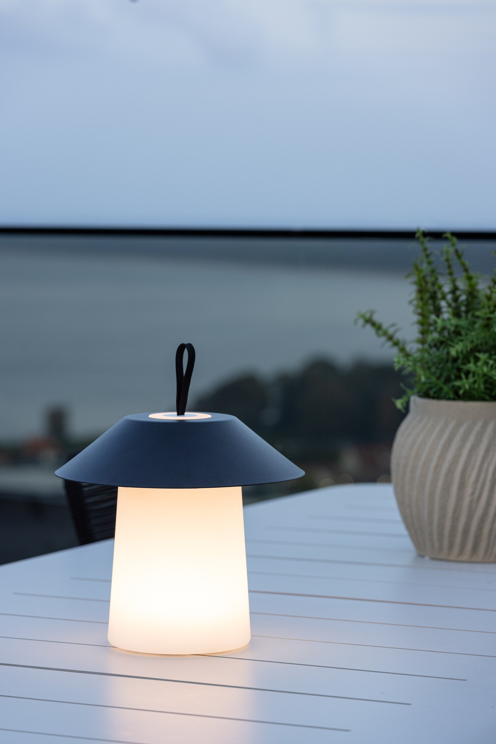 Rubu Tischleuchte in Schwarz-Weiss präsentiert im Onlineshop von KAQTU Design AG. Tischleuchte ist von Venture Home