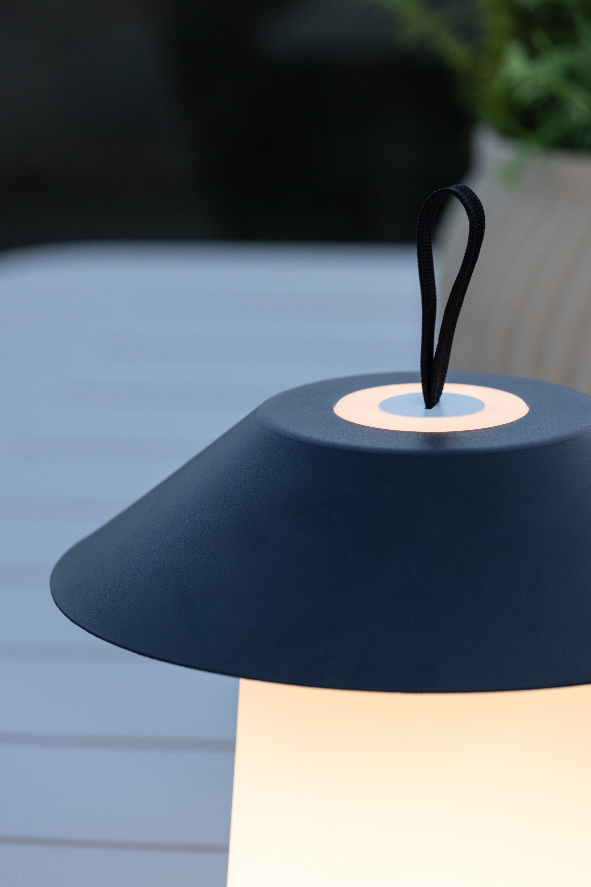 Rubu Tischleuchte in Schwarz-Weiss präsentiert im Onlineshop von KAQTU Design AG. Tischleuchte ist von Venture Home