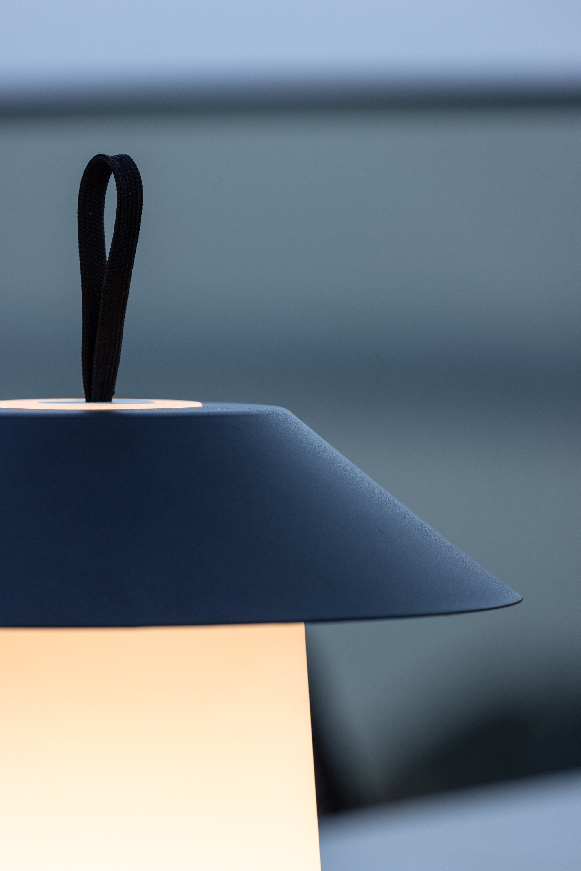 Rubu Tischleuchte in Schwarz-Weiss präsentiert im Onlineshop von KAQTU Design AG. Tischleuchte ist von Venture Home