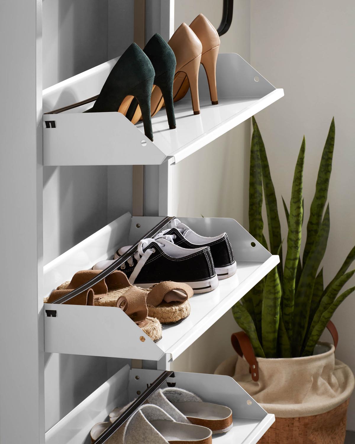 Eleganter weisser Schuhschrank 50x136cm, 4 Türen, von Kave Home.