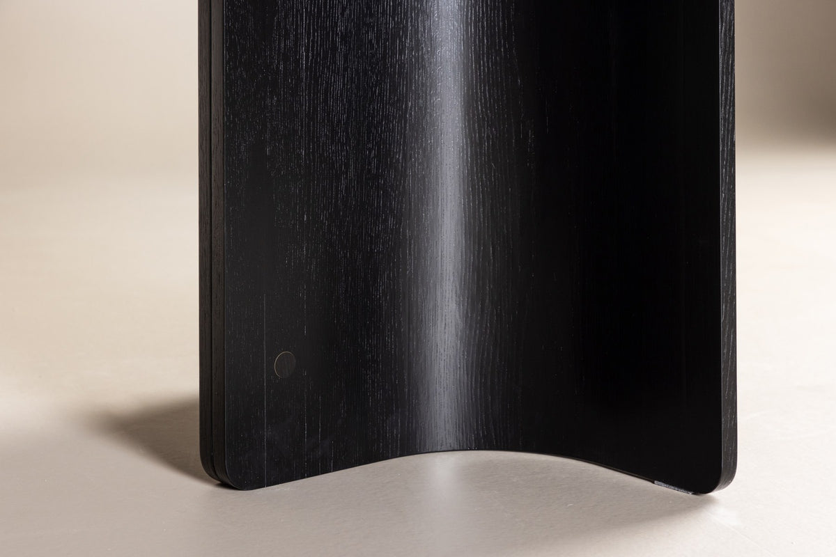 Ovaler Esstisch Tyresö von Vind in Schwarz, Tischplatte aus MDF mit Furnier, skulpturale Tischbeine, Masse 220x100 cm.