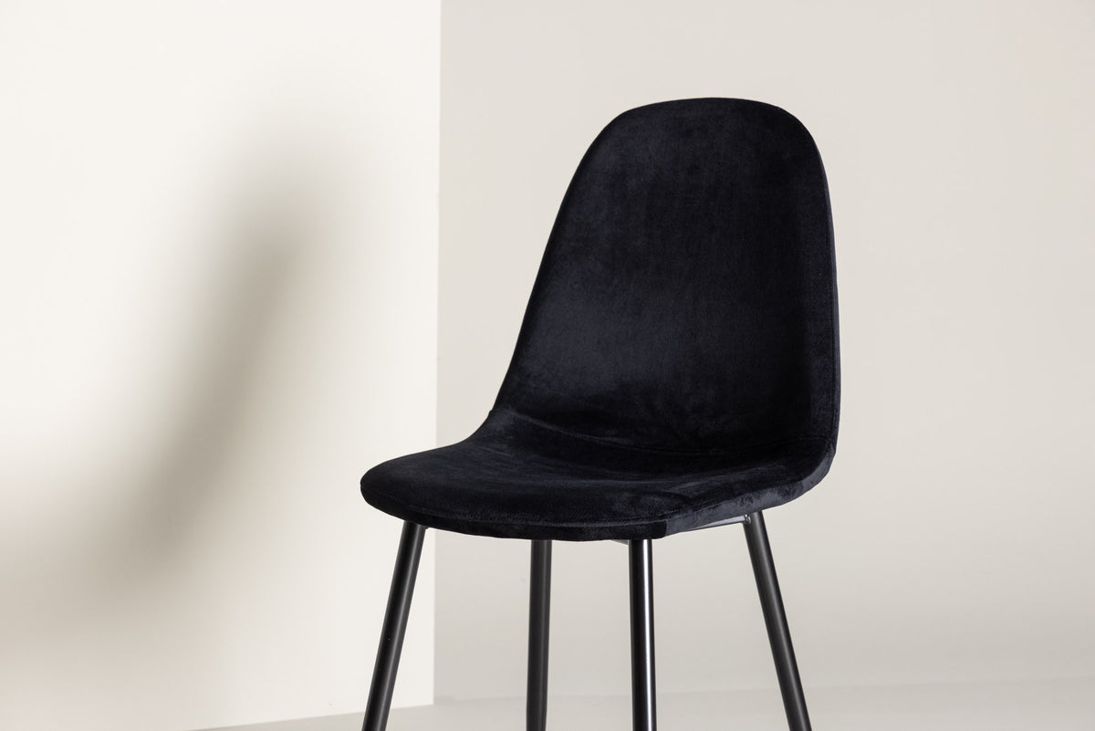 Polar Stuhl von Venture Home mit schwarzem Polyester-Samt-Bezug und schlanken schwarzen Stahlbeinen, runde Silhouette, freigestellt.