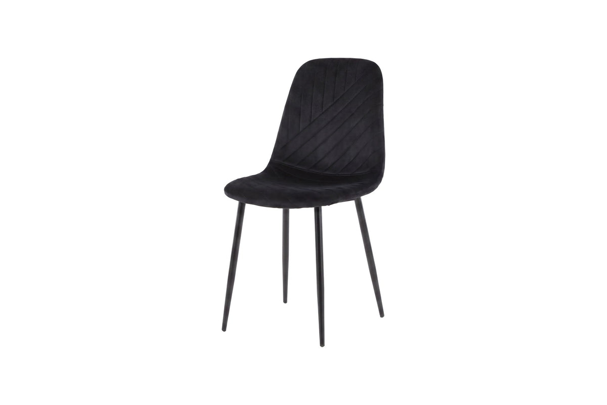 Polar Stuhl von Venture Home mit schwarzem Polyester-Samt-Bezug und schlanken schwarzen Stahlbeinen, runde Silhouette, freigestellt.