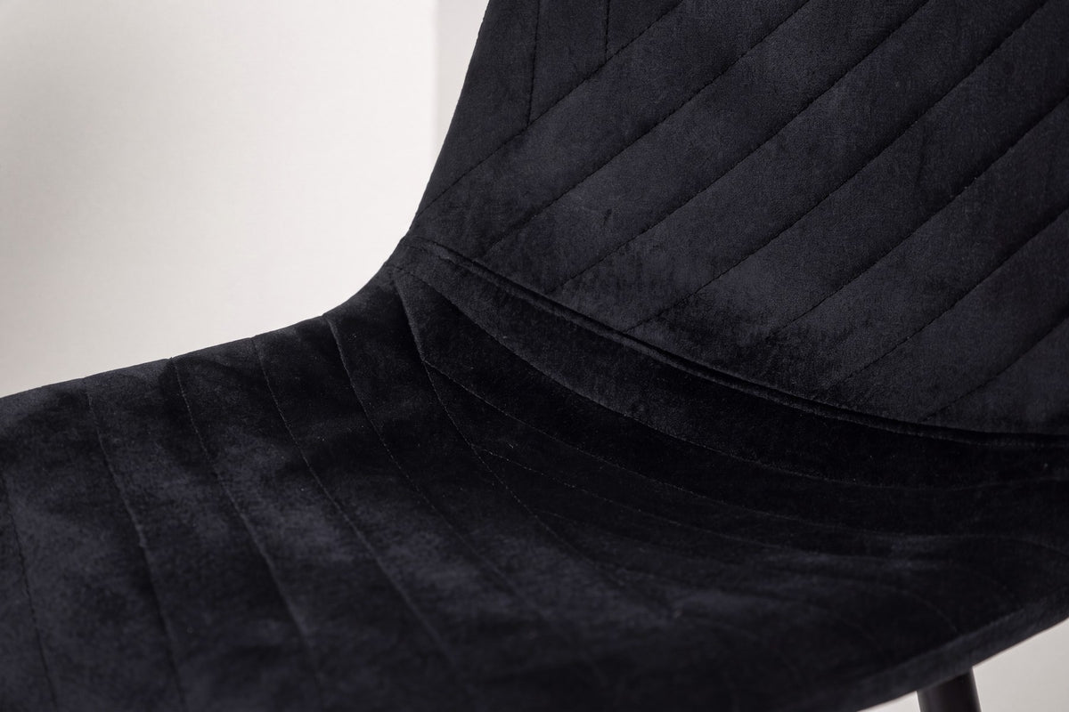 Polar Stuhl von Venture Home mit schwarzem Polyester-Samt-Bezug und schlanken schwarzen Stahlbeinen, runde Silhouette, freigestellt.