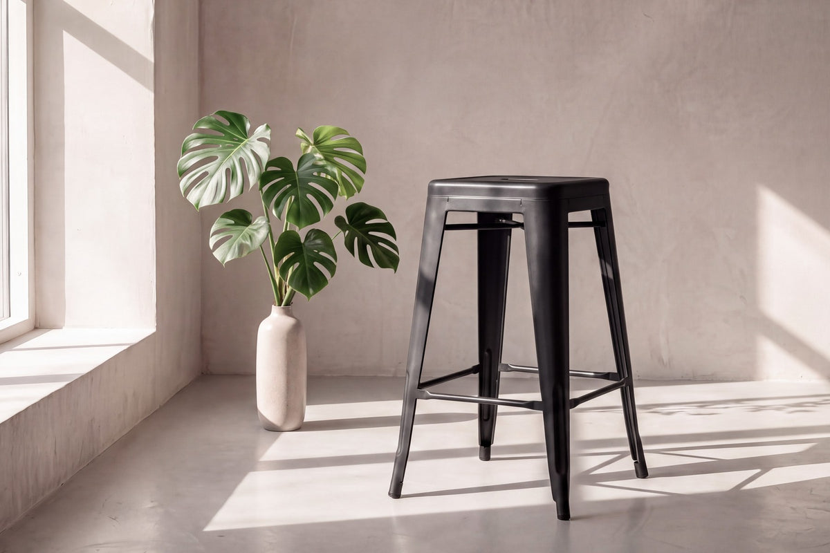 Zwei schwarze Esszimmerstühle Tempe von Venture Home aus pulverbeschichtetem Stahl mit schlichter, geradliniger Form.