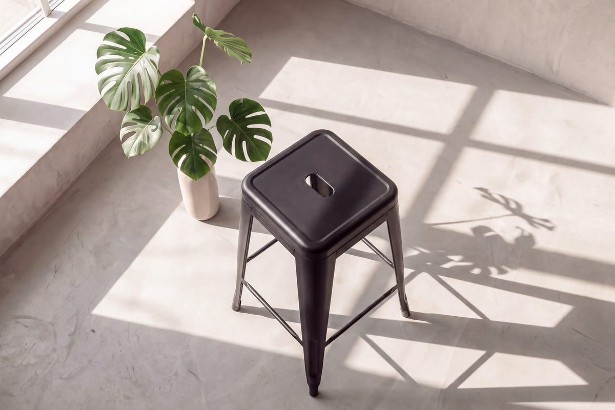 Zwei schwarze Esszimmerstühle Tempe von Venture Home aus pulverbeschichtetem Stahl mit schlichter, geradliniger Form.