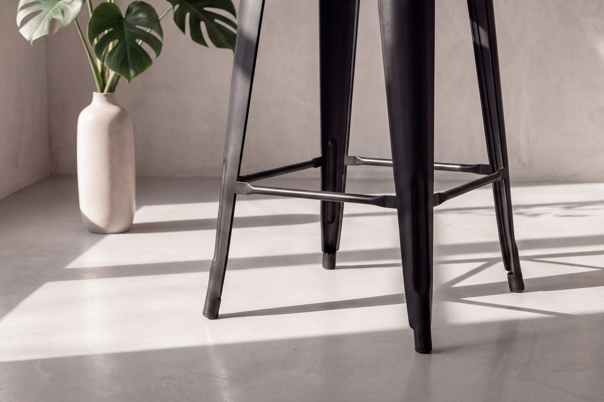 Zwei schwarze Esszimmerstühle Tempe von Venture Home aus pulverbeschichtetem Stahl mit schlichter, geradliniger Form.