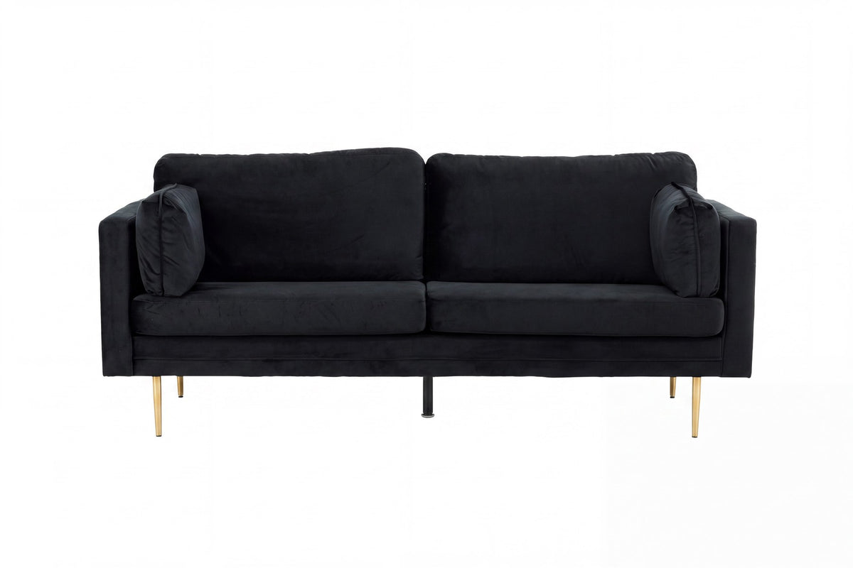 Schwarzes 3er Sofa Boom von Venture Home mit Polyester-Samtbezug, sechs losen Kissen und goldfarbenen Stahlbeinen, freigestellt.