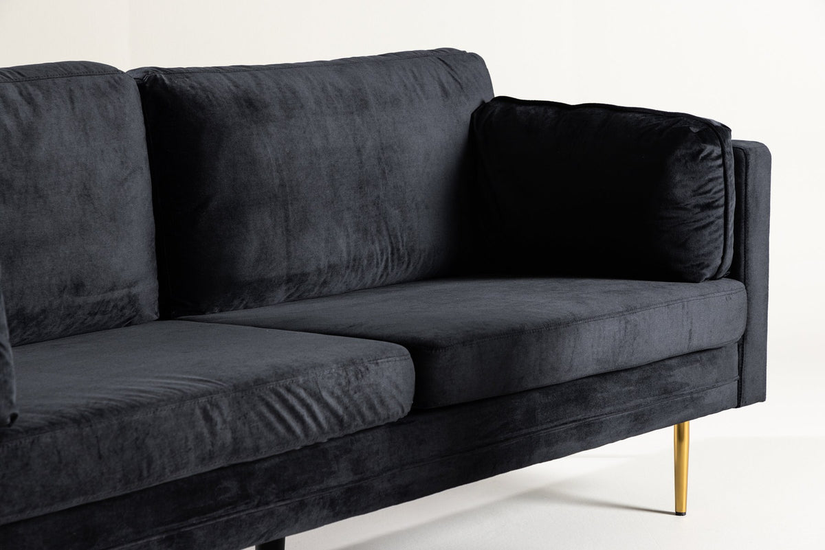 Schwarzes 3er Sofa Boom von Venture Home mit Polyester-Samtbezug, sechs losen Kissen und goldfarbenen Stahlbeinen, freigestellt.