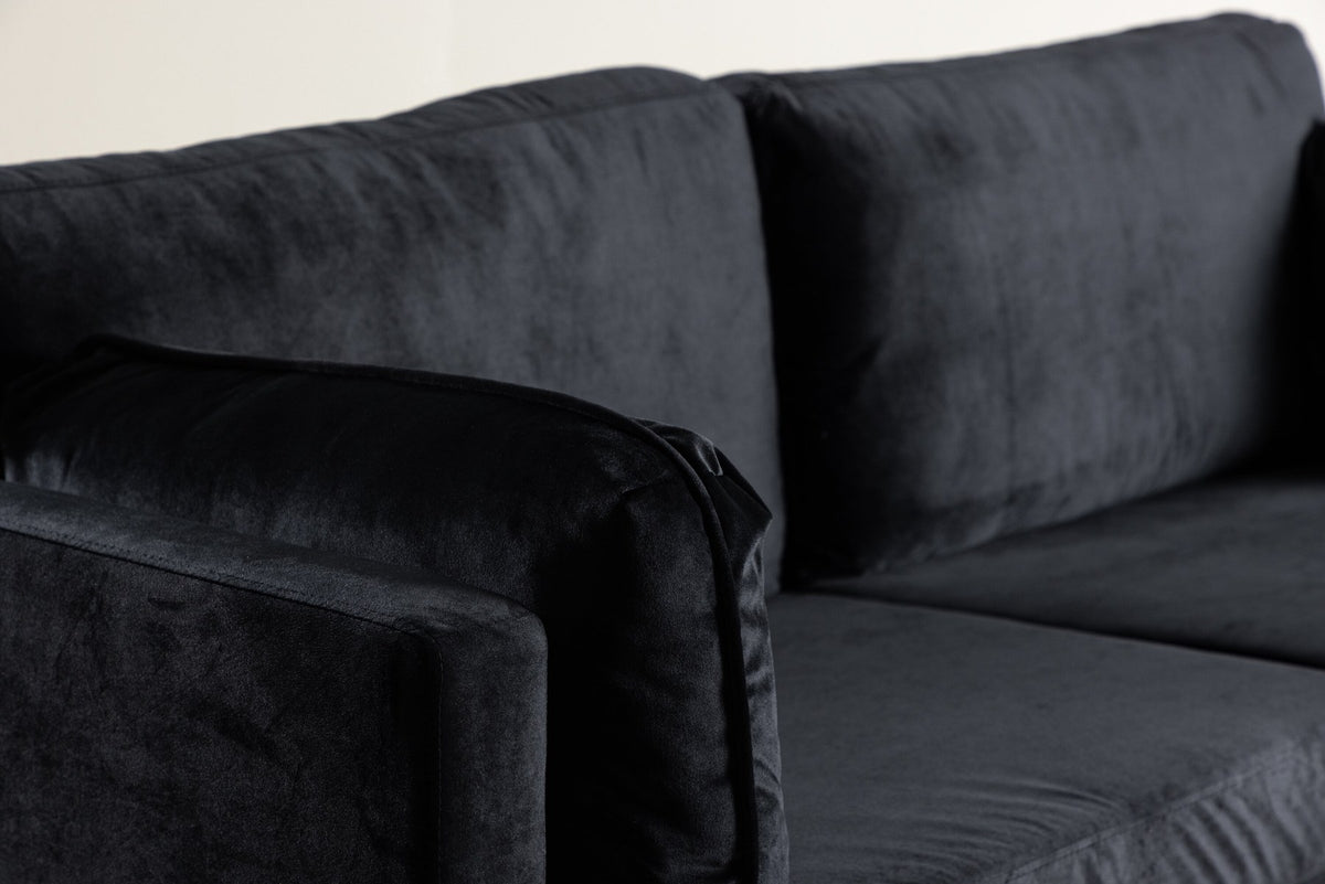 Schwarzes 3er Sofa Boom von Venture Home mit Polyester-Samtbezug, sechs losen Kissen und goldfarbenen Stahlbeinen, freigestellt.