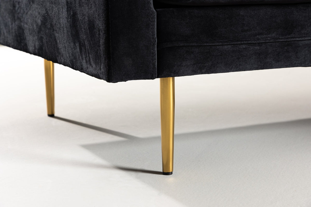 Schwarzes 3er Sofa Boom von Venture Home mit Polyester-Samtbezug, sechs losen Kissen und goldfarbenen Stahlbeinen, freigestellt.