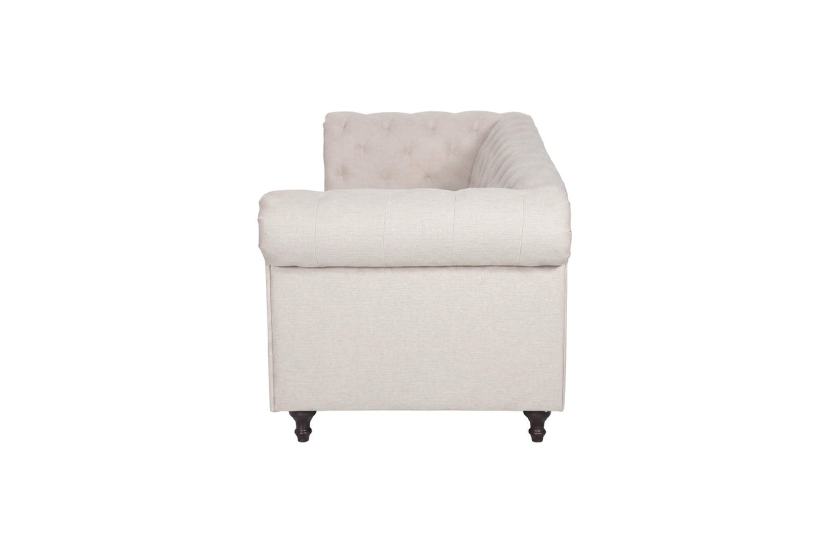 Beiges 3-Sitzer-Sofa Velvet von Venture Home mit Polyester-Samt-Bezug, tiefer Knopfheftung und schwarzen Gummibaumholz-Beinen im Chesterfield-Design.