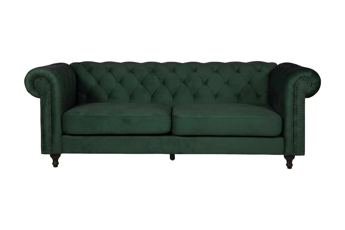 Dreisitzer-Sofa Velvet von Venture Home in Grün mit Samtbezug, tiefer Knopfheftung im Chesterfield-Stil und schwarzen Holzbeinen.