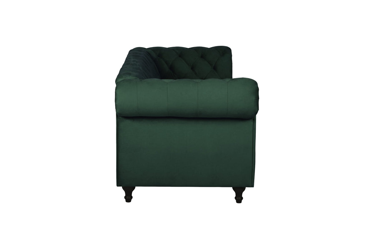 Dreisitzer-Sofa Velvet von Venture Home in Grün mit Samtbezug, tiefer Knopfheftung im Chesterfield-Stil und schwarzen Holzbeinen.
