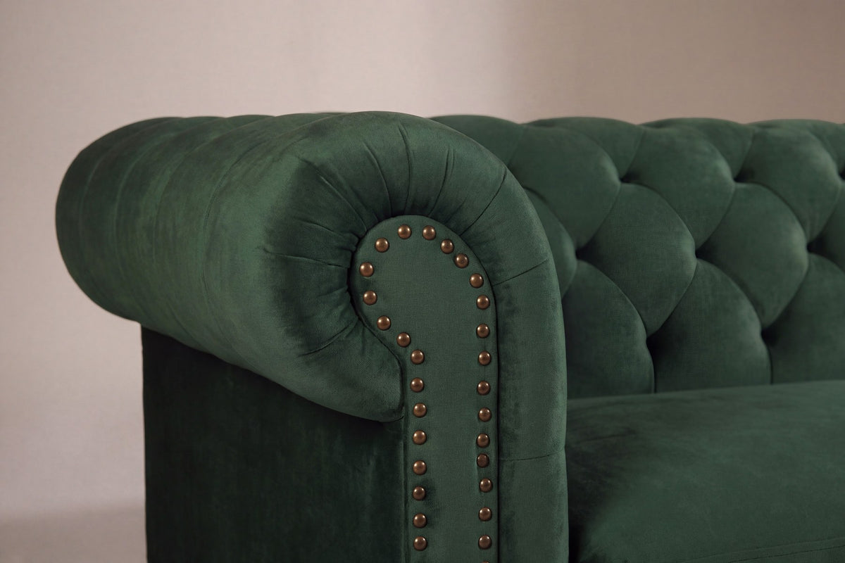 Dreisitzer-Sofa Velvet von Venture Home in Grün mit Samtbezug, tiefer Knopfheftung im Chesterfield-Stil und schwarzen Holzbeinen.