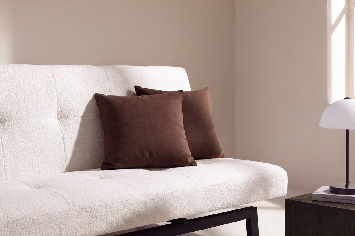 Weisses Klappbett Bodil von Venture Home mit Teddy-Bezug, schwarzen Stahlbeinen und schlichtem Steppmuster als Bettsofa dargestellt.