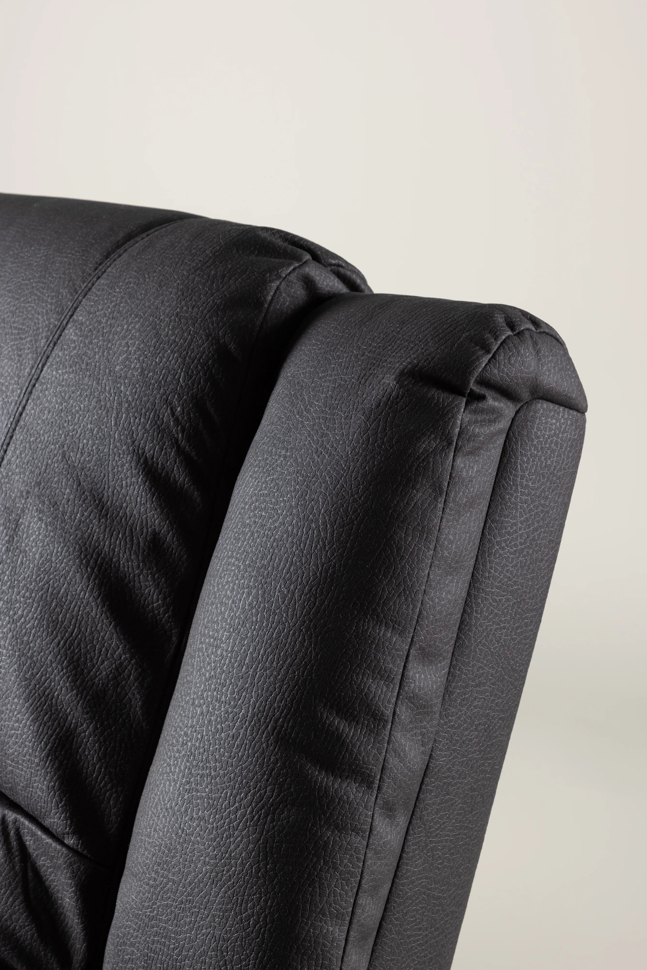 Liegestuhl in Schwarz präsentiert im Onlineshop von KAQTU Design AG. Gartenstuhl mit Armlehnen ist von Venture Home