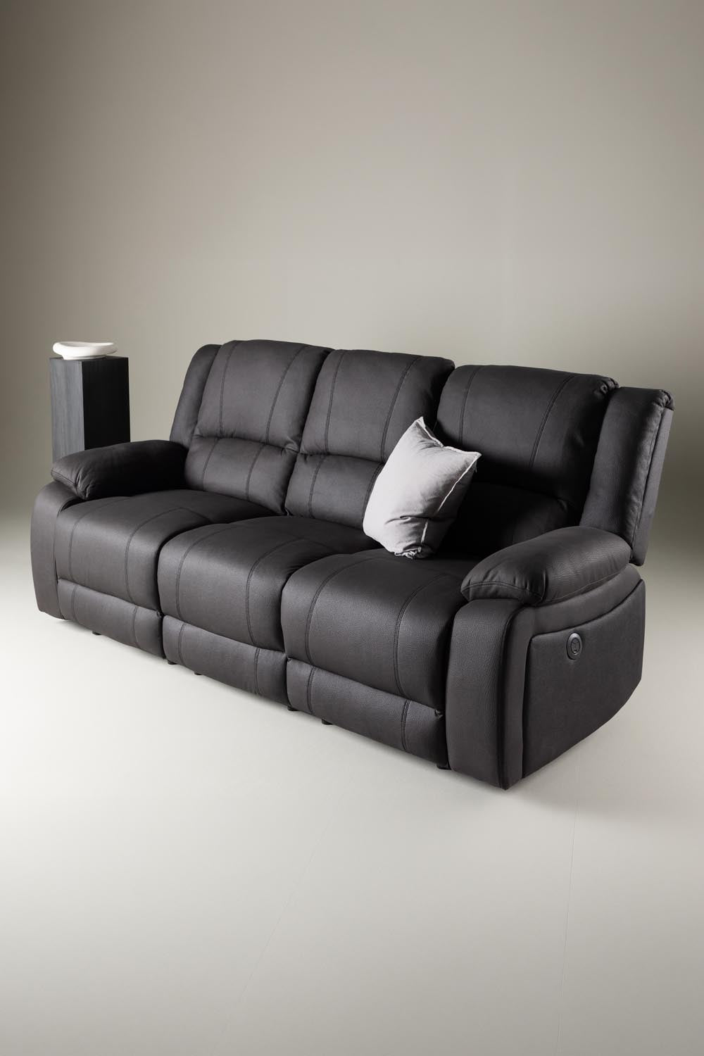 Singapore Relaxsessel Sofa in Schwarz präsentiert im Onlineshop von KAQTU Design AG. 3er Sofa ist von Venture Home