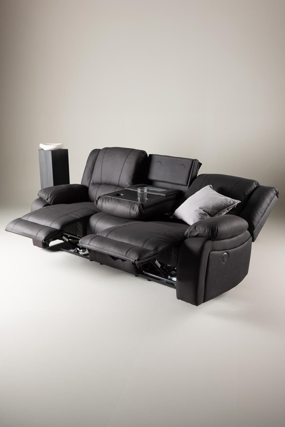 Singapore Relaxsessel Sofa in Schwarz präsentiert im Onlineshop von KAQTU Design AG. 3er Sofa ist von Venture Home