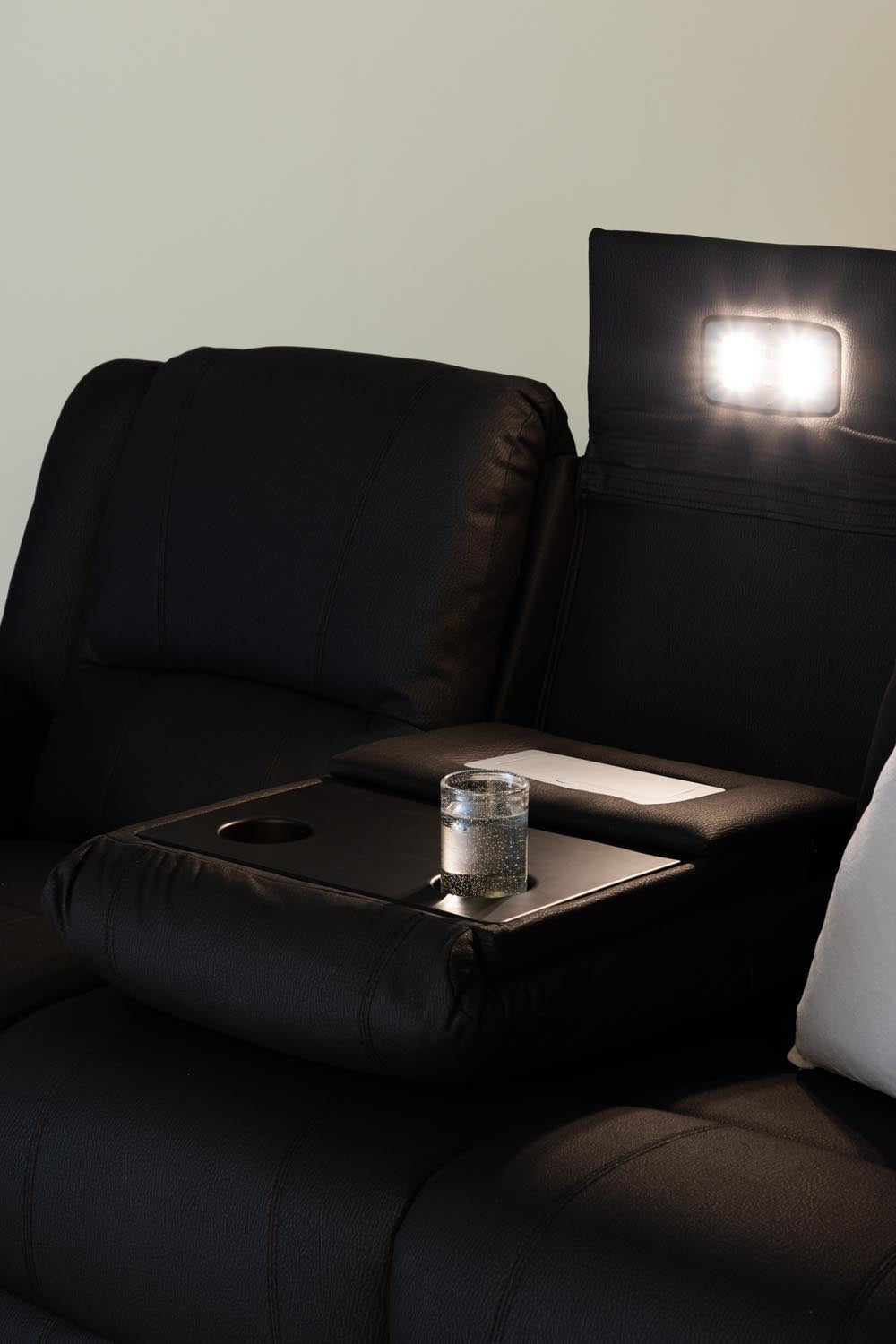Singapore Relaxsessel Sofa in Schwarz präsentiert im Onlineshop von KAQTU Design AG. 3er Sofa ist von Venture Home