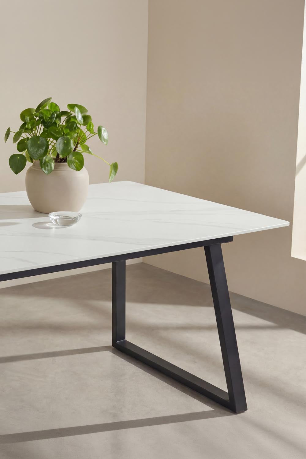 Estelle Rechteckiger Esstisch in Weiss präsentiert im Onlineshop von KAQTU Design AG. Gartentisch ist von Venture Home