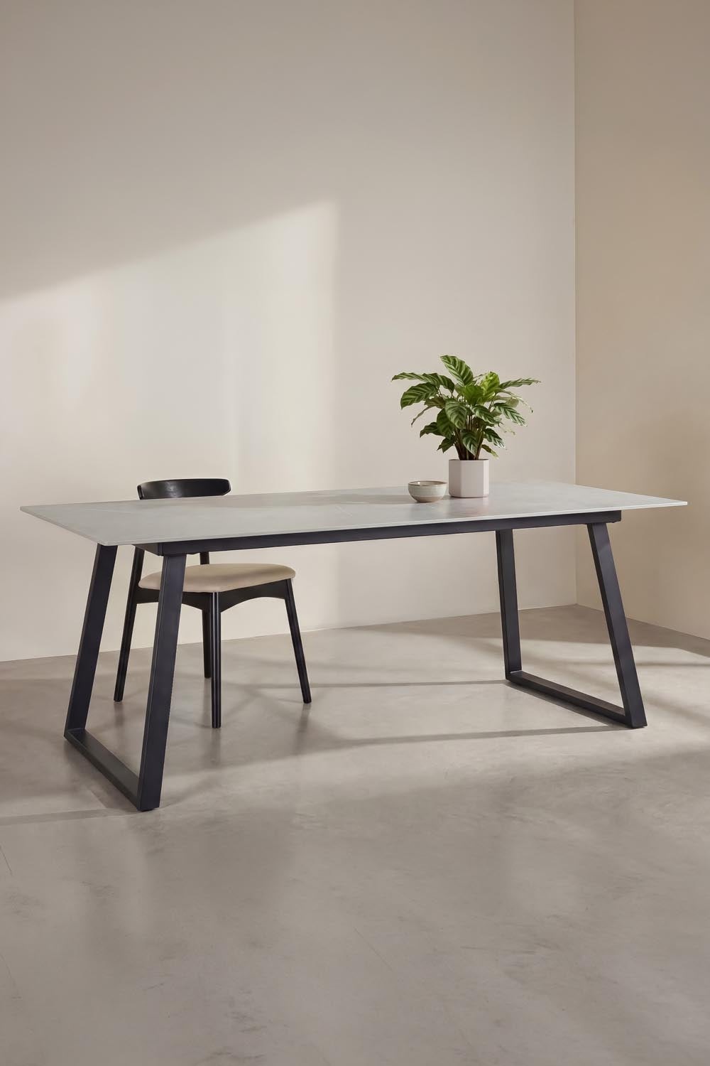 Estelle Rechteckiger Esstisch in Dunkelgrau präsentiert im Onlineshop von KAQTU Design AG. Gartentisch ist von Venture Home