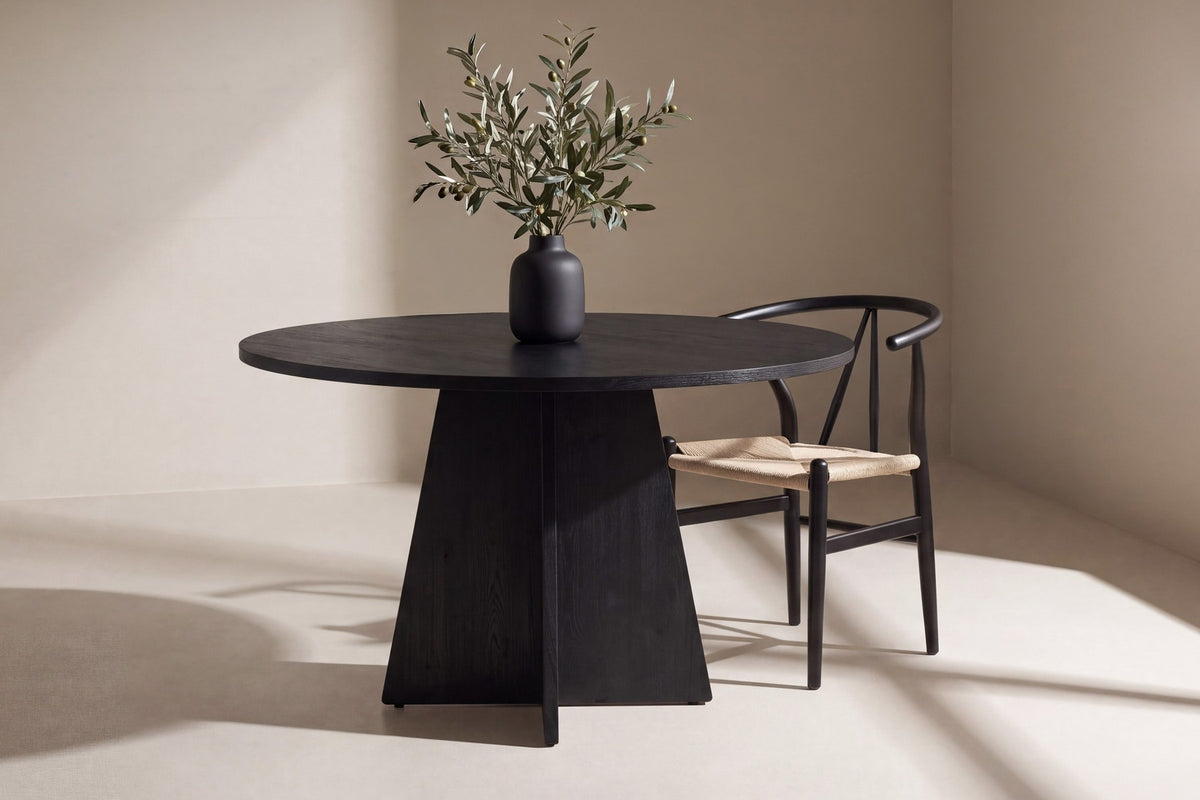 Runder Esstisch in Schwarz aus MDF mit Furnieroberfläche und kreuzförmigem Mittelfuss, Durchmesser 110 cm, Marke Venture Home.