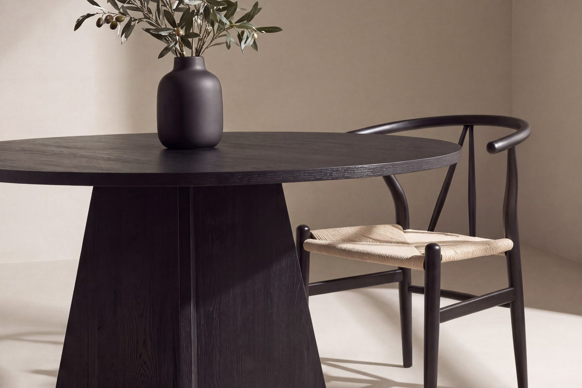Runder Esstisch in Schwarz aus MDF mit Furnieroberfläche und kreuzförmigem Mittelfuss, Durchmesser 110 cm, Marke Venture Home.