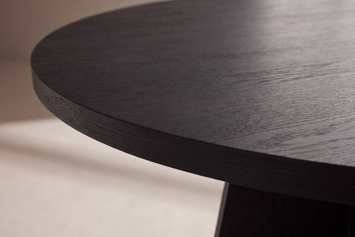 Runder Esstisch in Schwarz aus MDF mit Furnieroberfläche und kreuzförmigem Mittelfuss, Durchmesser 110 cm, Marke Venture Home.