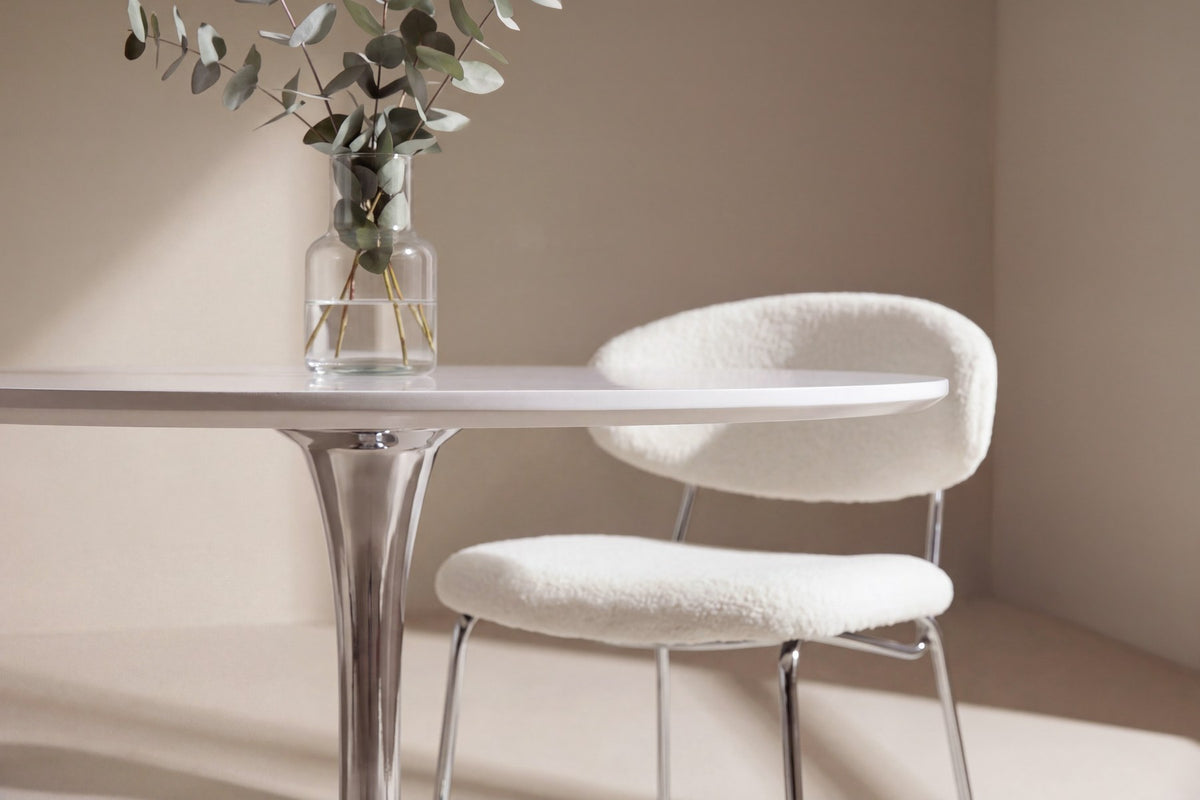 Runder Esstisch mit weisser MDF-Tischplatte und verchromten Stahlbeinen, Durchmesser 110 cm, Modell Hamden von Venture Home.