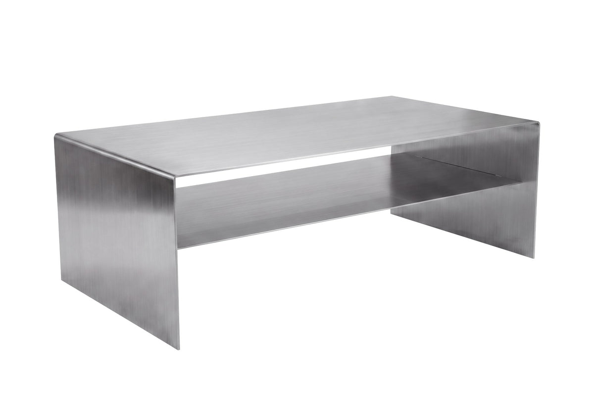 Silberfarbener Beistelltisch Pauta aus gebürstetem Edelstahl mit quadratischer Tischplatte und schlanken Beinen, Masse 120x60x41 cm.