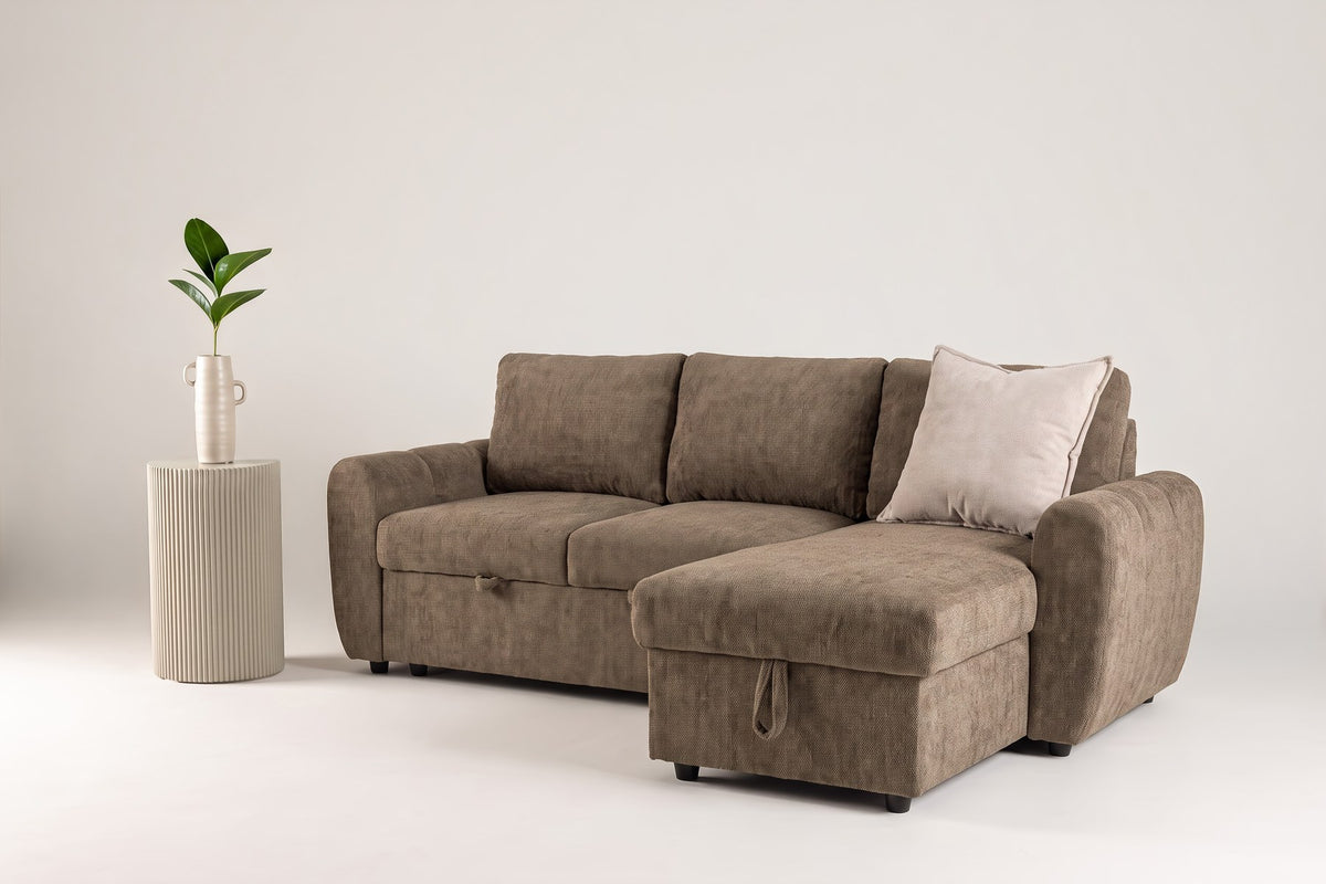 Braunes Bettsofa Teo von Venture Home mit Polyesterbezug, schwarzen Beinen und ausklappbarer Chaiselongue, freistehend im Wohnraum fotografiert.