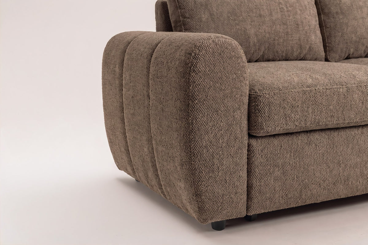 Braunes Bettsofa Teo von Venture Home mit Polyesterbezug, schwarzen Beinen und ausklappbarer Chaiselongue, freistehend im Wohnraum fotografiert.
