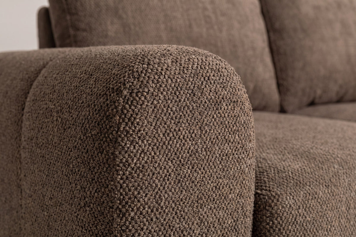 Braunes Bettsofa Teo von Venture Home mit Polyesterbezug, schwarzen Beinen und ausklappbarer Chaiselongue, freistehend im Wohnraum fotografiert.