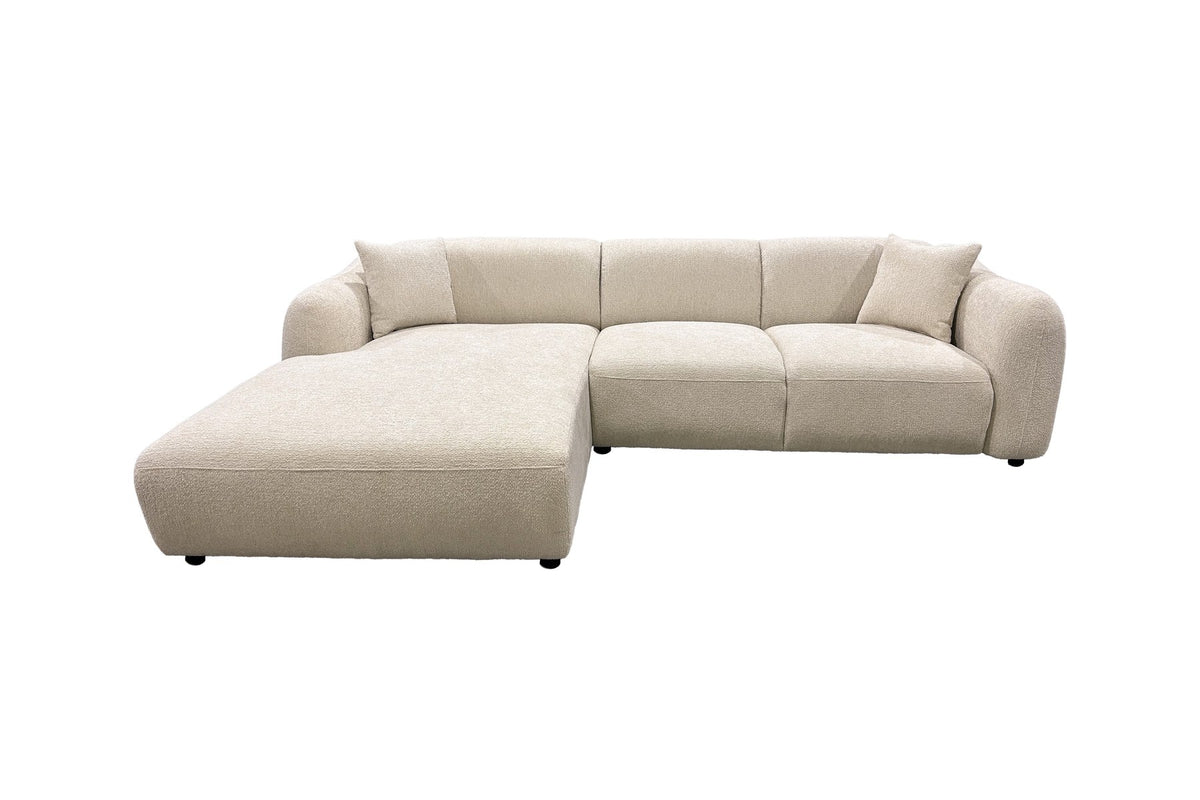 Beiges Chaiselongue-Sofa mit L-Form, Polyester-Bezug, schwarzen Holzbeinen und rechtsseitiger Chaiselongue, freigestellt fotografiert.