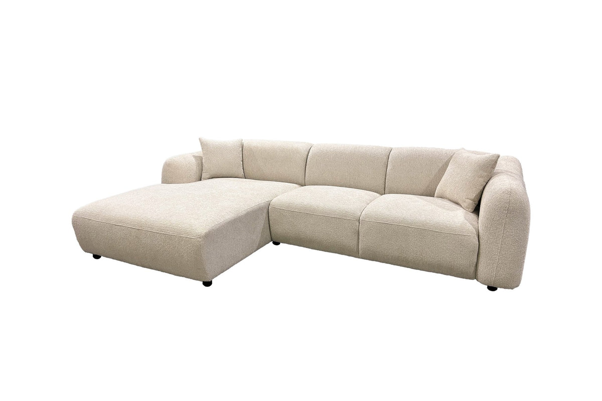 Beiges Chaiselongue-Sofa mit L-Form, Polyester-Bezug, schwarzen Holzbeinen und rechtsseitiger Chaiselongue, freigestellt fotografiert.