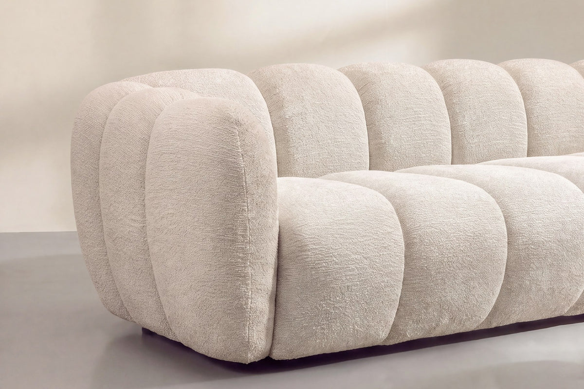 Beiges 3-Sitzer-Sofa Bobo von Venture Home mit Eukalyptus-Polyester-Bezug und schwarzen Gummibaumholz-Beinen, klare gerade Linien.