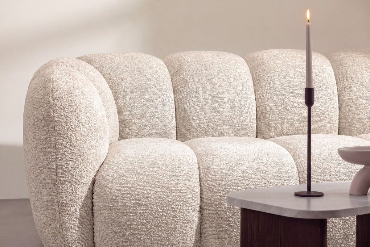 Beiges 3-Sitzer-Sofa Bobo von Venture Home mit Eukalyptus-Polyester-Bezug und schwarzen Gummibaumholz-Beinen, klare gerade Linien.