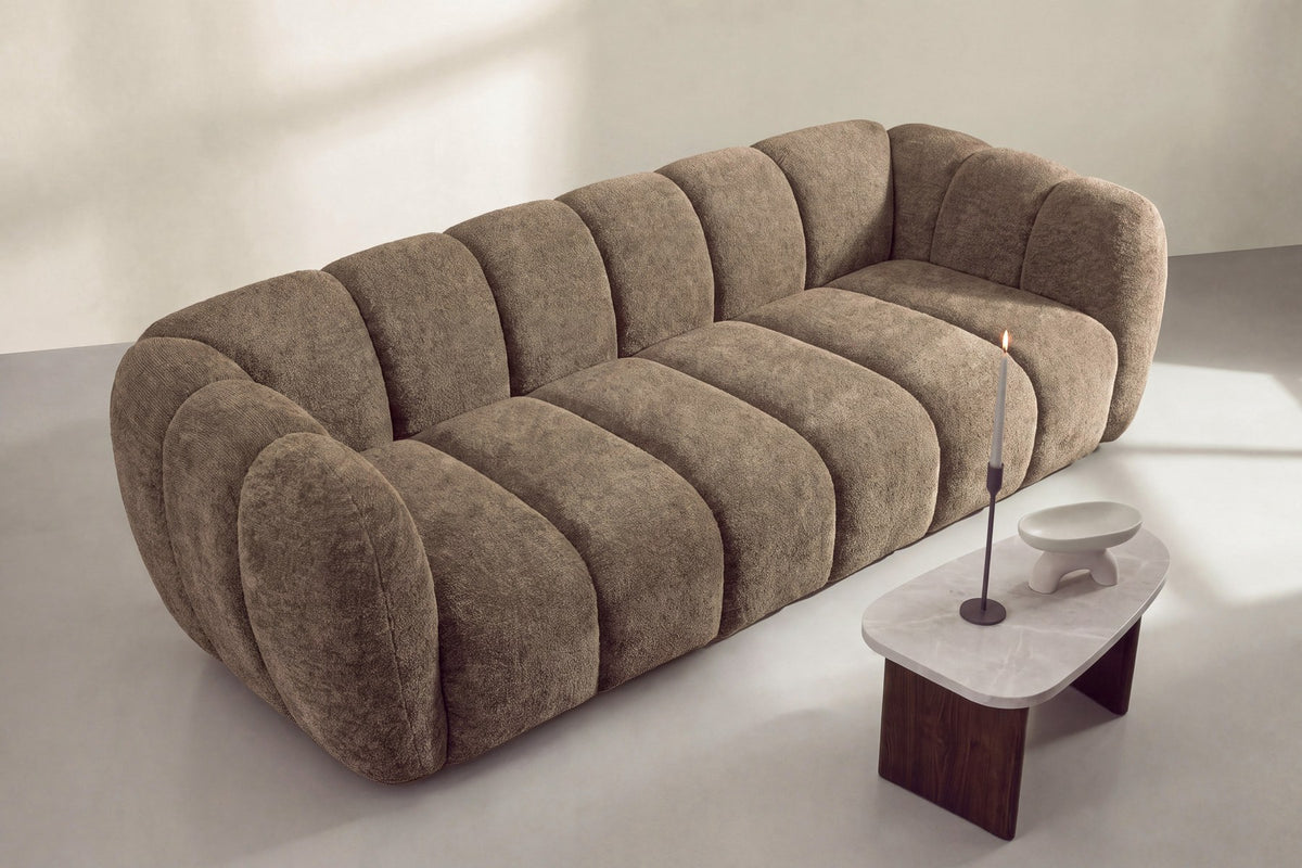 Braunes 3-Sitzer-Sofa Bobo von Venture Home mit Polyester-Bezug, schwarzen Gummibaumholz-Beinen und geraden, klaren Linien.