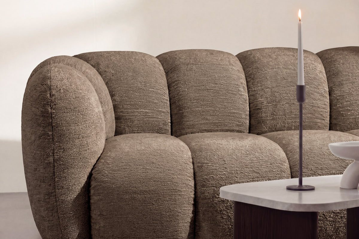 Braunes 3-Sitzer-Sofa Bobo von Venture Home mit Polyester-Bezug, schwarzen Gummibaumholz-Beinen und geraden, klaren Linien.