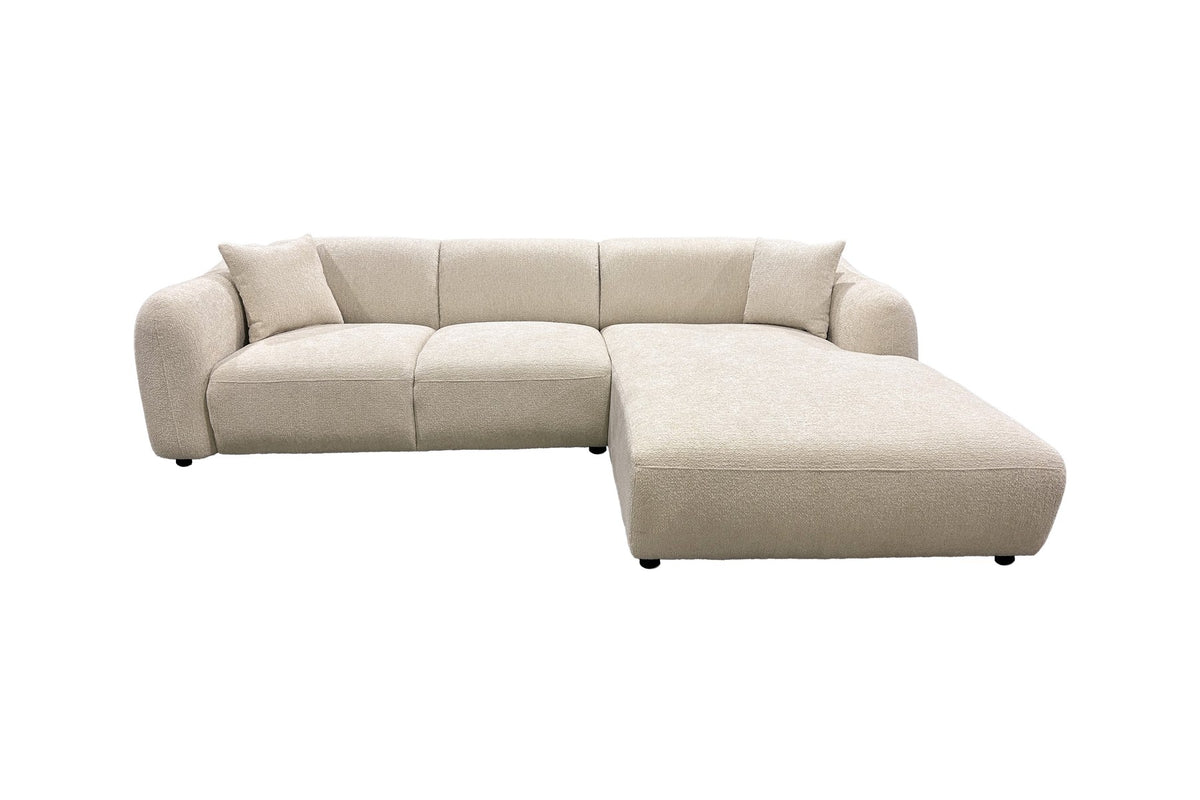 Beiges Chaiselongue-Sofa mit L-Form, Polyester-Bezug, schwarzen Holzbeinen und rechtsseitiger Chaiselongue, freigestellt fotografiert.