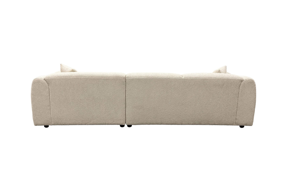 Beiges Chaiselongue-Sofa mit L-Form, Polyester-Bezug, schwarzen Holzbeinen und rechtsseitiger Chaiselongue, freigestellt fotografiert.