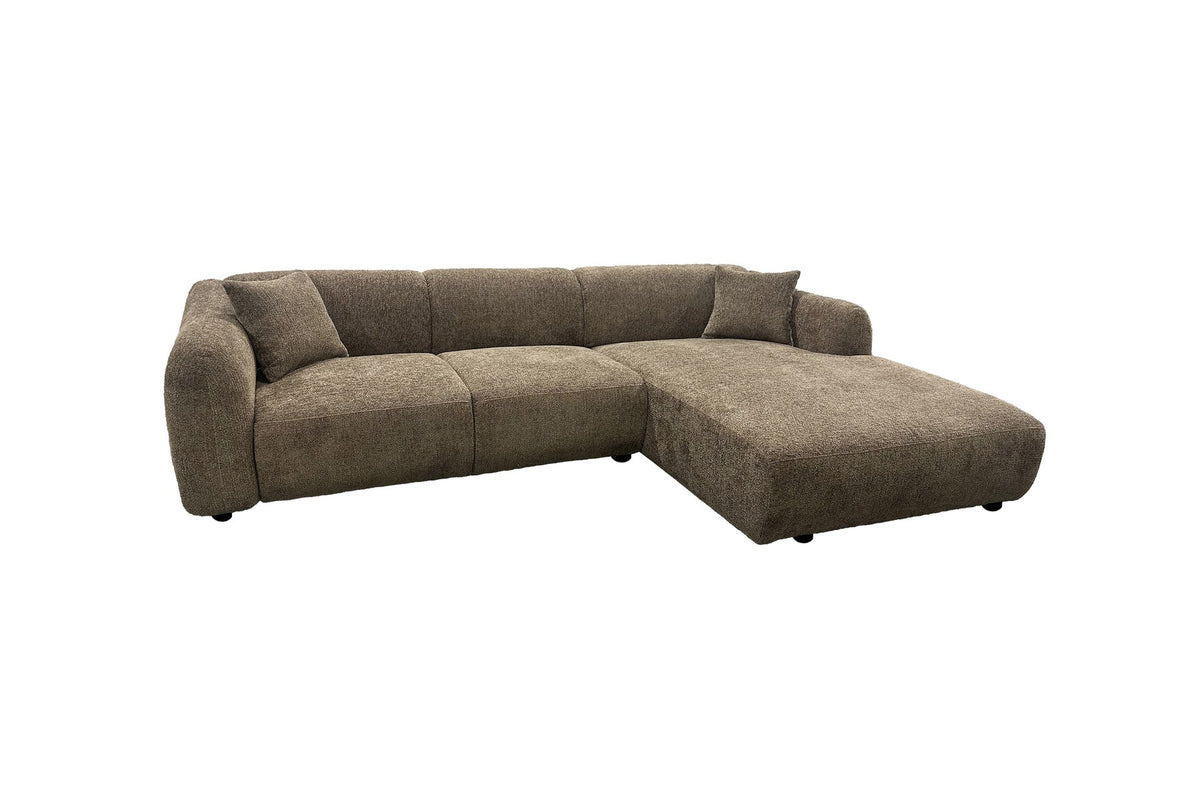 Braunes L-Sofa Leia mit Chaiselongue rechts von Venture Home, Bezug aus Eukalyptus und Polyester, schwarze Holzbeine, skandinavisches Design.