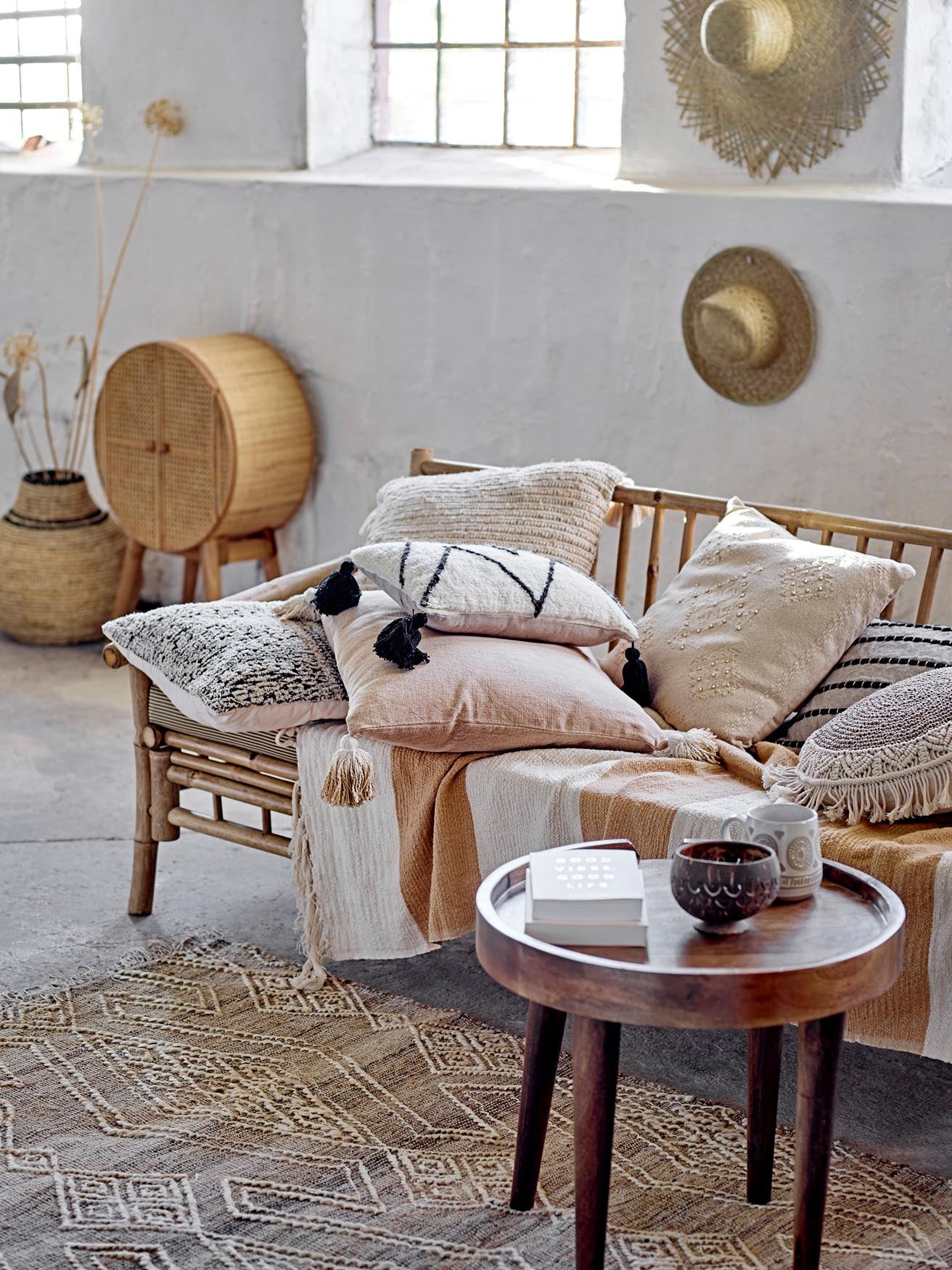 Das Sole Sofa von Bloomingville aus natürlichem Bambus besticht durch skandinavische Eleganz und umweltfreundliches Design.