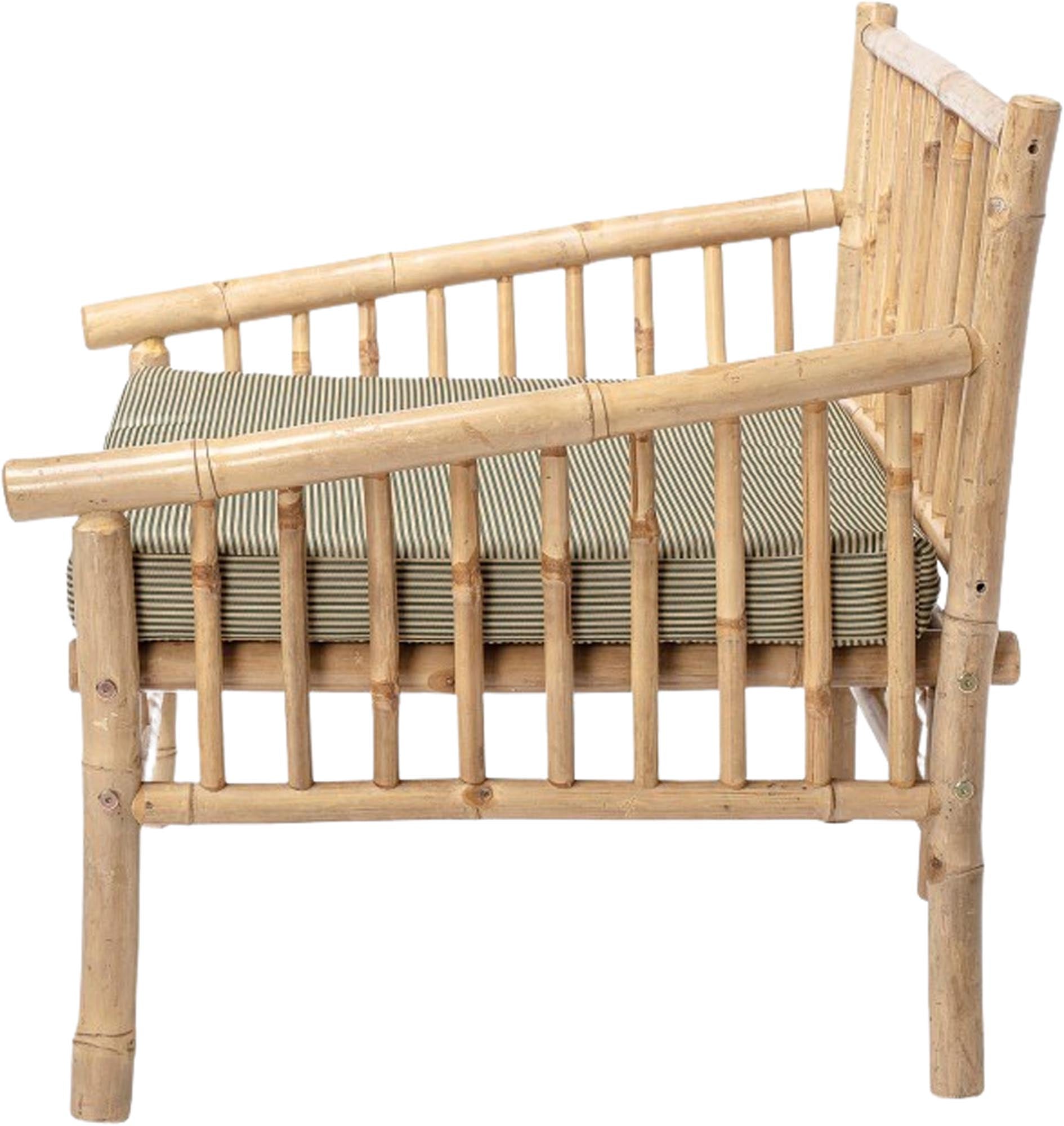 Eleganter Loungesessel aus hochwertigem Bambus, perfekt für gemütliche Momente im Freien, ausgestattet mit komfortablen, wetterbeständigen Polstern.