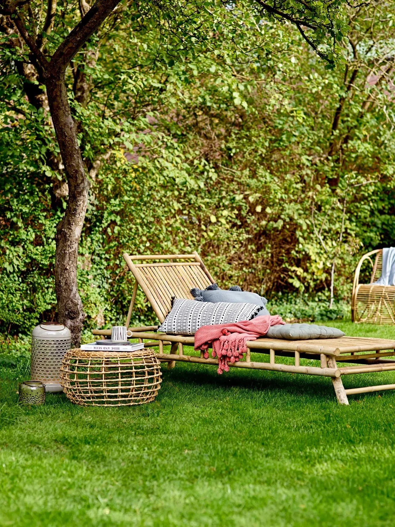 Elegantes Tagesbett aus Bambus, das Stil und Komfort vereint. Perfekt für entspannte Stunden im Garten oder Wohnzimmer.