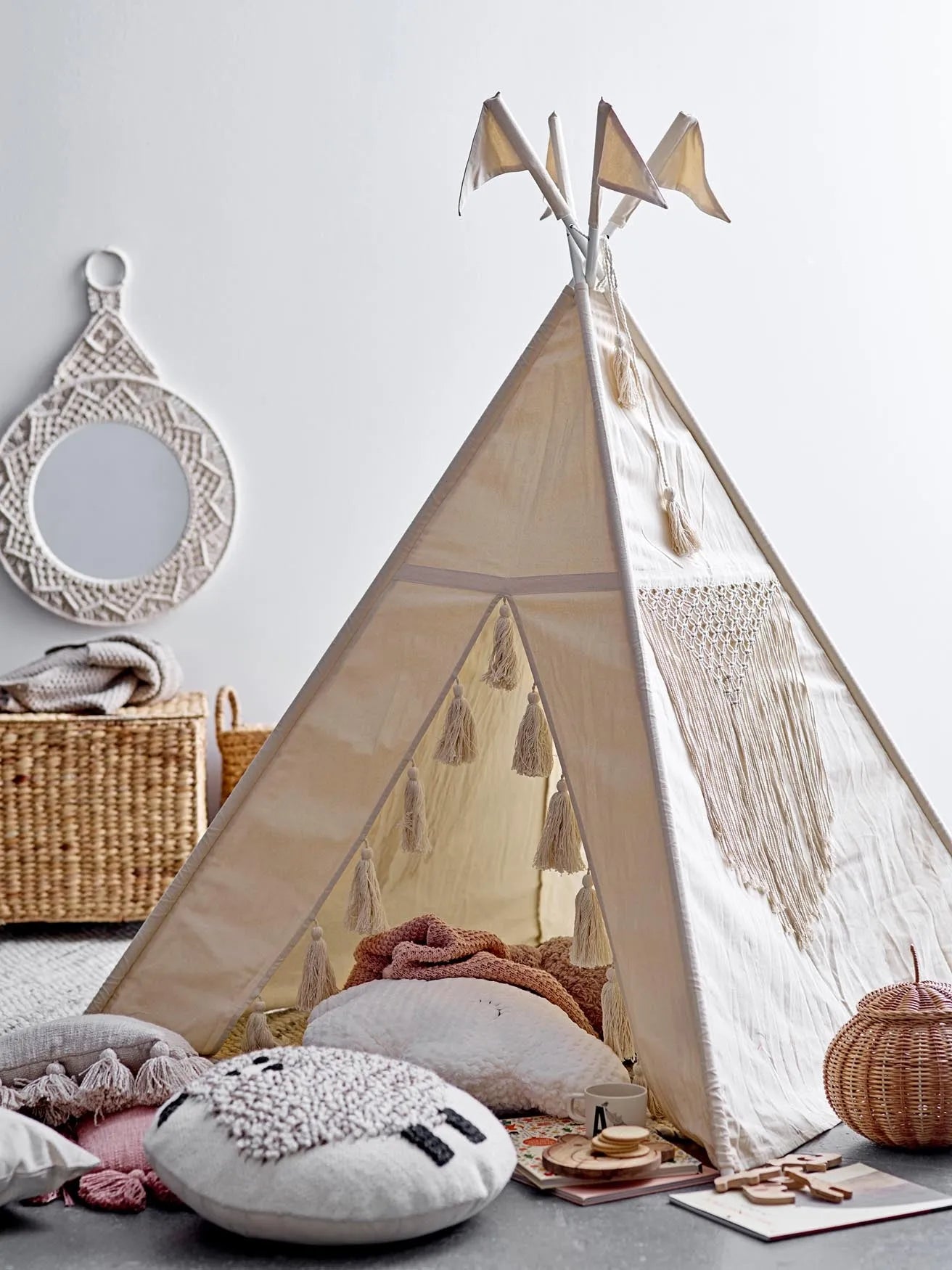 Ein charmantes Tipi aus Baumwolle, das Kinderzimmer in ein Abenteuerland verwandelt. Sicher, stabil und voller Fantasie.